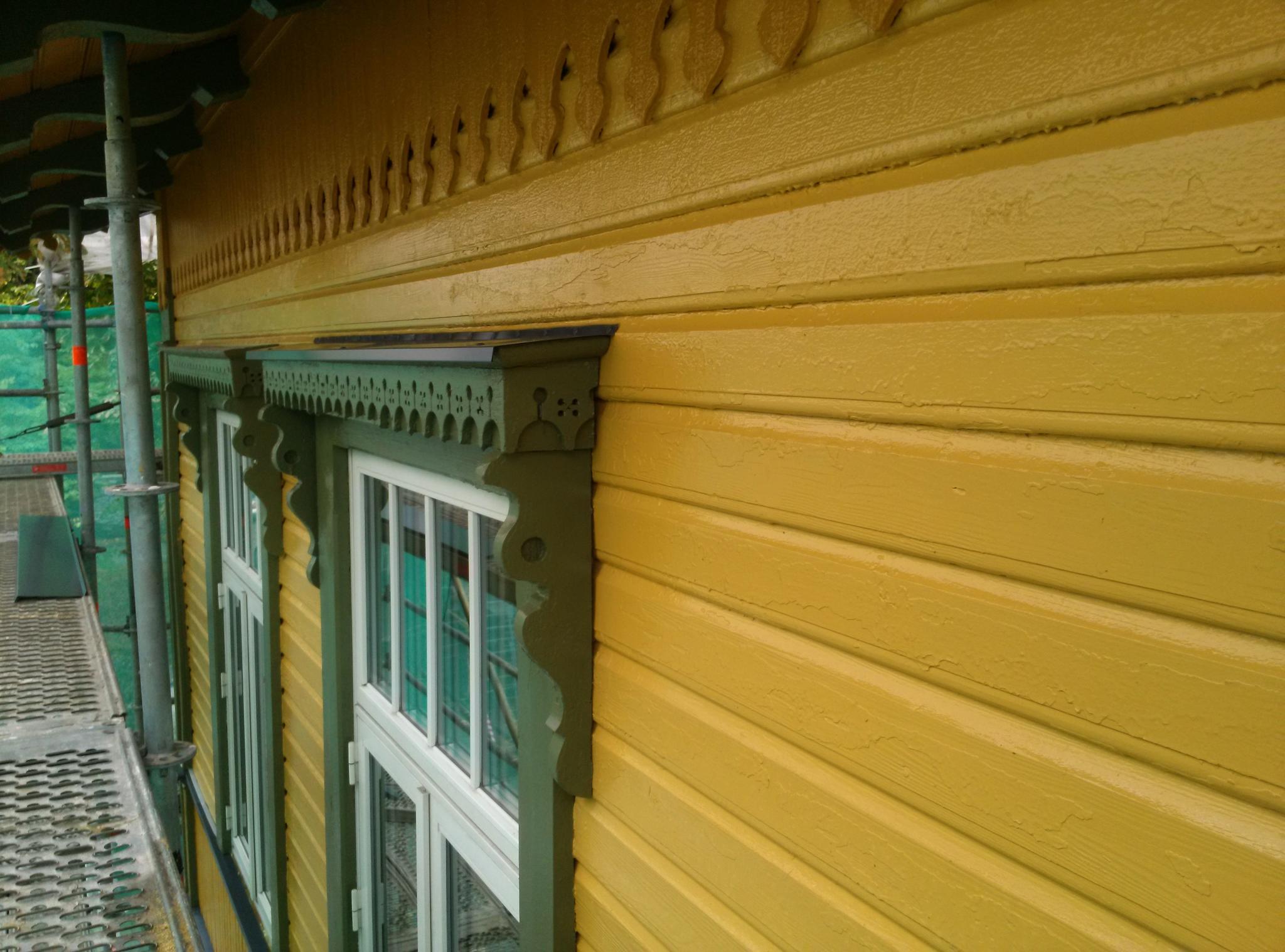 Какие краски для деревянных фасадов выбрать – особенности и преимущества